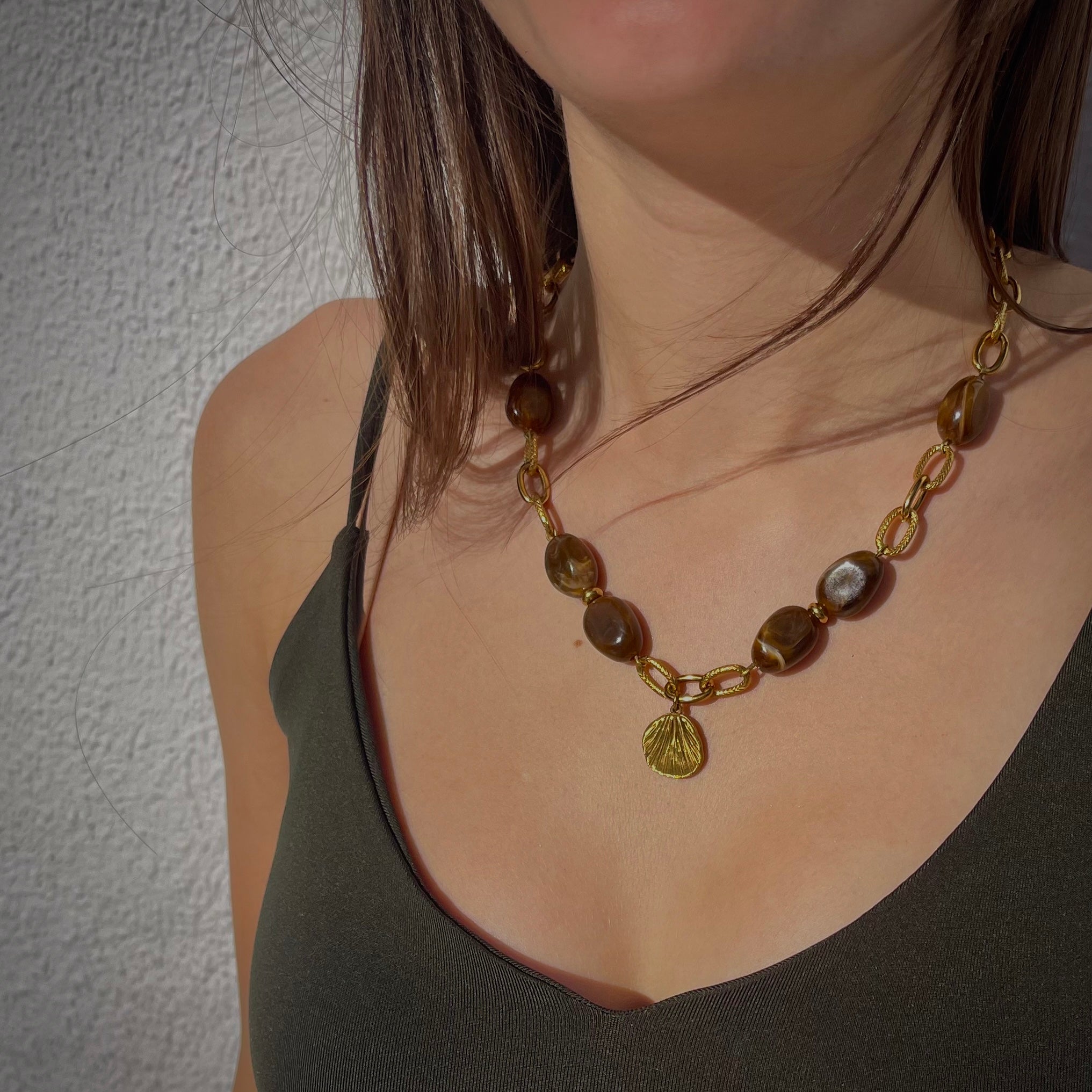 Collier brown shell